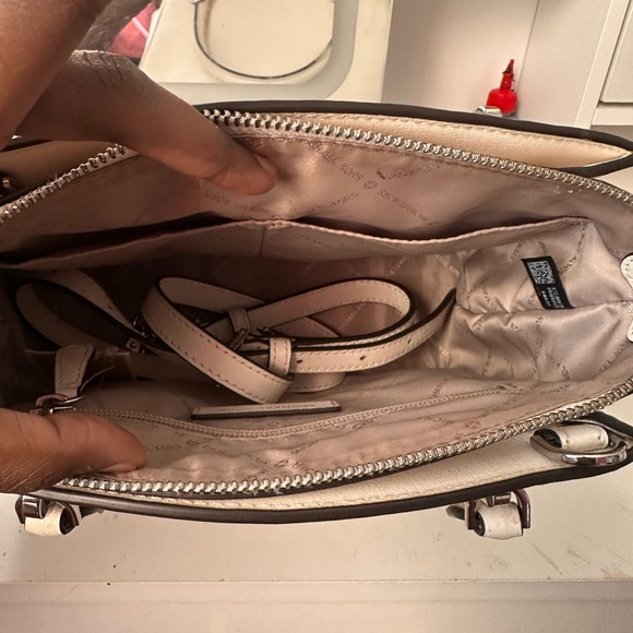 White Micheal Kors hand bag - Picture 4 of 4